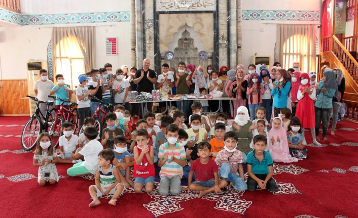 Camideki Kur’an Kursuna Gelen Çocuklara, 21 Yıldır Hediyeler Dağıtıyor