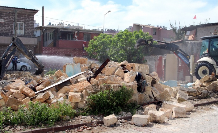 Akdeniz'de Metruk Binalar Yıkıldı