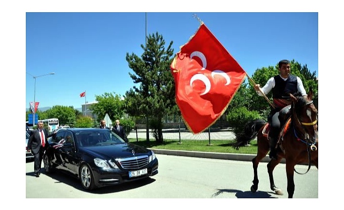 MHP Genel Başkanı Devlet Bahçeli'yi Erzurum'da atlı ciritçiler karşıladı