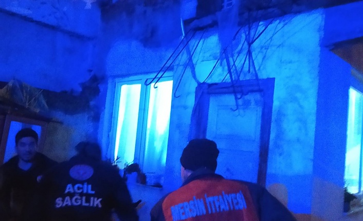 Tarsus'ta balkon çöktü, 1 kişi yaralandı