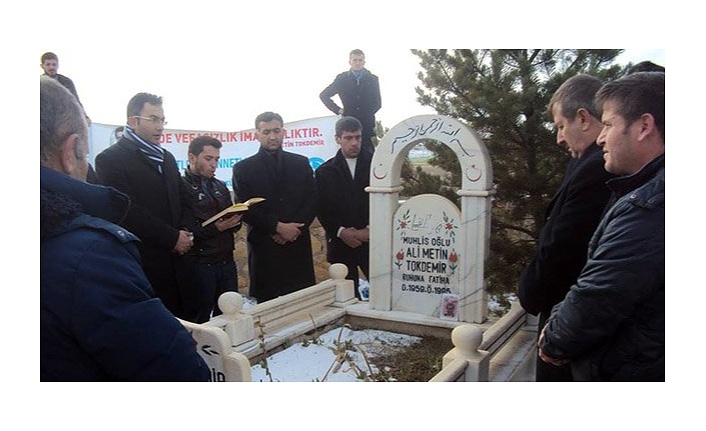 Ülkü Ocakları Genel Başkanlarından merhum Ali Metin Tokdemir, kabri başında dualarla anıldı