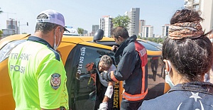 Takla Atan Taksinin Şoförü, Aracın Camı Kesilerek Kurtarıldı