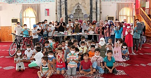 Camideki Kur’an Kursuna Gelen Çocuklara, 21 Yıldır Hediyeler Dağıtıyor