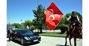 MHP Genel Başkanı Devlet Bahçeli'yi Erzurum'da atlı ciritçiler karşıladı